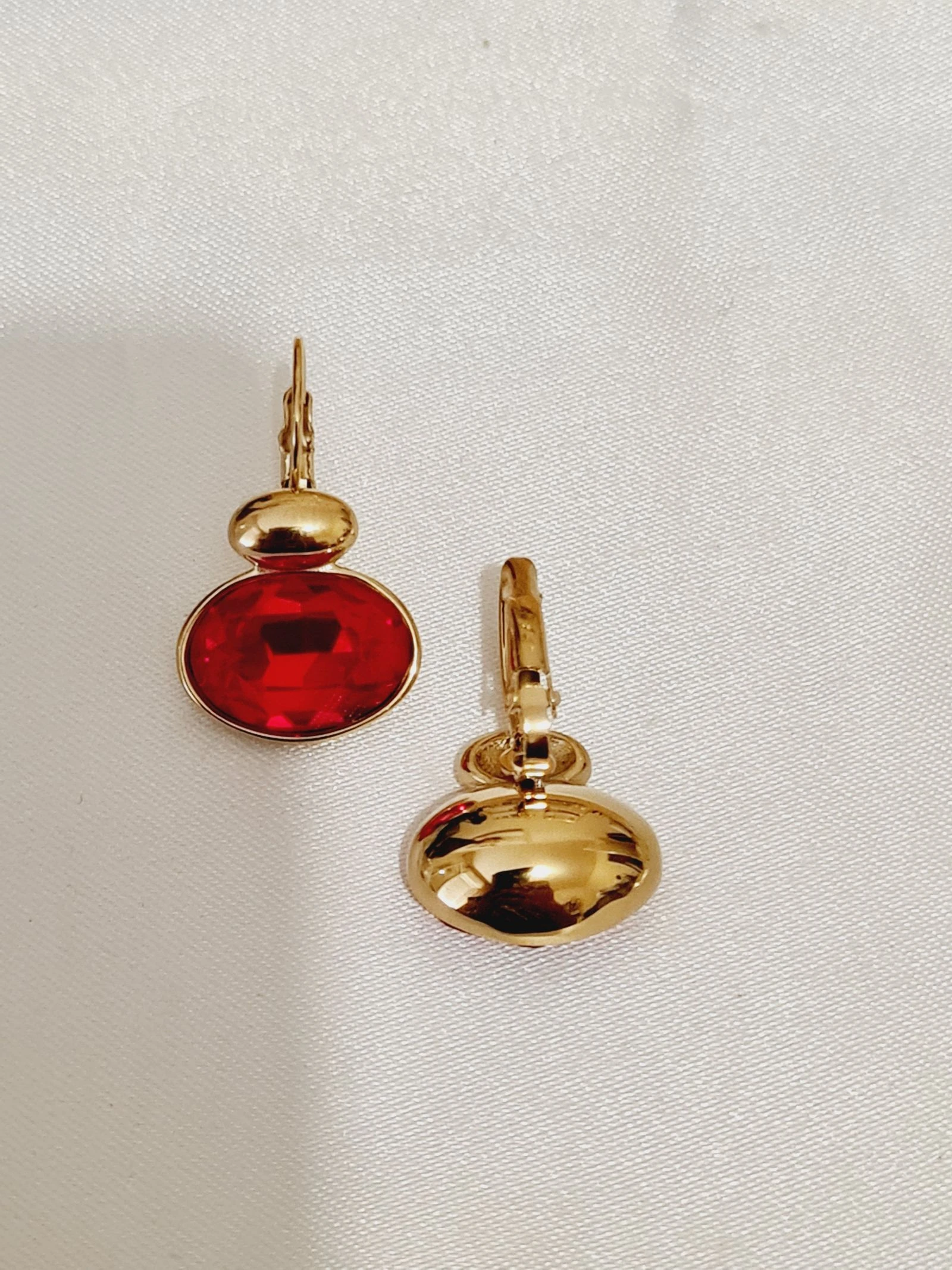 Gouden oorbellen met rode kristallen – photo 3